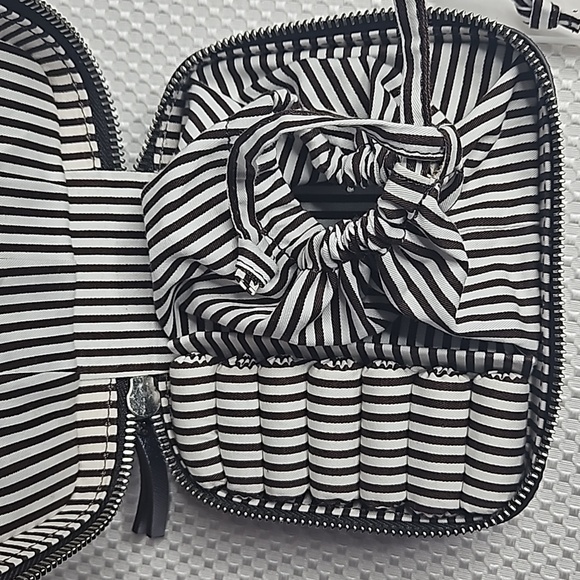 Henri Bendel Rare West 57th Travel Jewelry case in Iridescent lavander silver - Picture 5 of 8